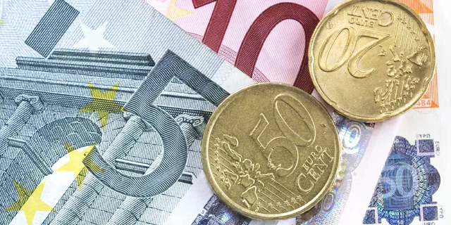 EUR/USD: pair consolidating under closest resistance